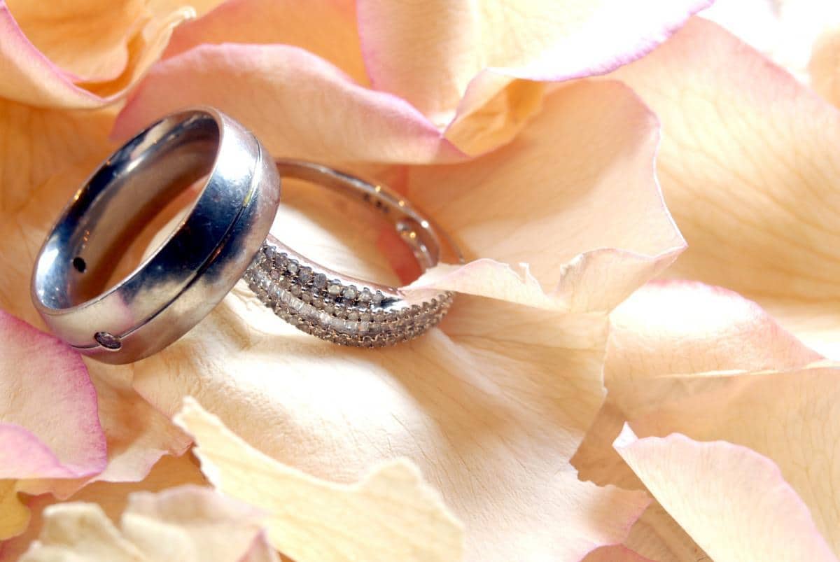 How to Choose Between Off-The-Shelf and Bespoke Wedding Rings 