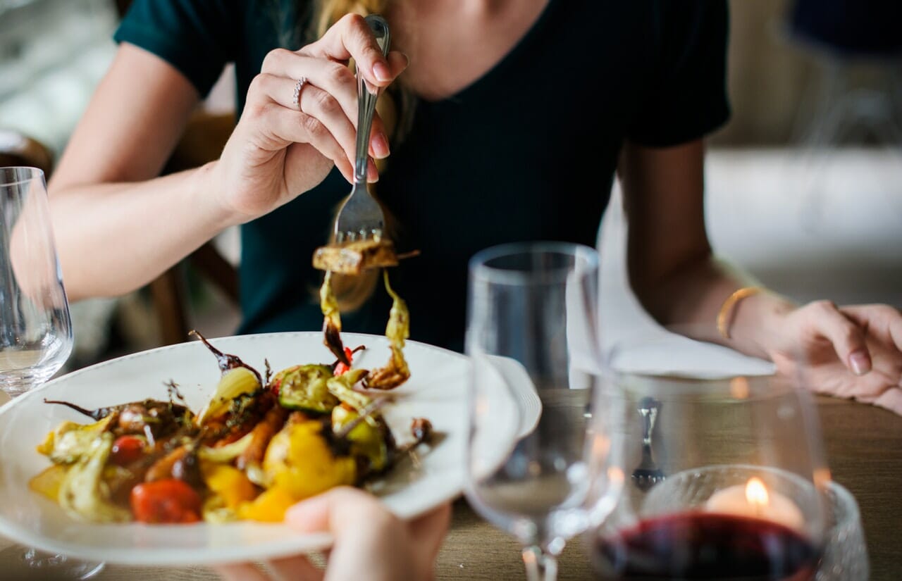 lady eating food image for the article How Do Our Eating Habits Differ By Region?