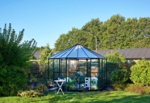Differences between a greenhouse and an orangery
