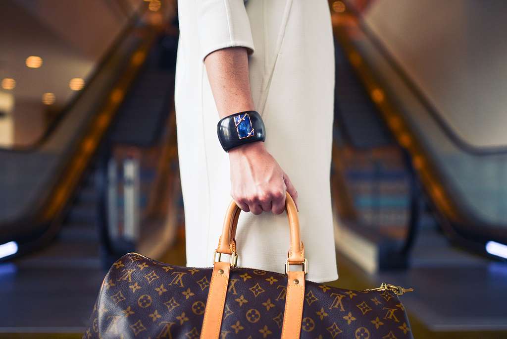 7 Luxurious Fashion Essentials Every Woman Should Own